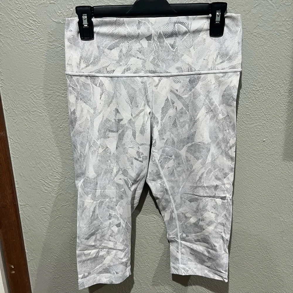 Lululemon Athletica Train Times Cropped Fit Size 10 Like New Jasmine White Multi